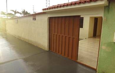 Imagem: A casa possui 3 Dormitórios, 3 Banheiros, 4 Vagas na garagem