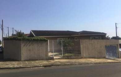 Imagem: A casa possui 3 Dormitórios, 1 Banheiro, 3 Vagas na garagem