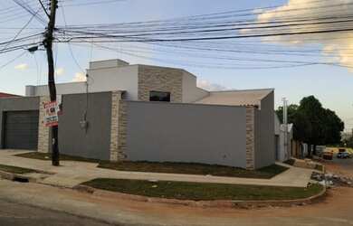 Imagem: A casa possui 3 Dormitórios, 2 Banheiros, 2 Vagas na garagem