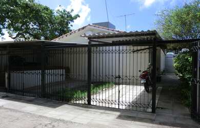 Imagem: A casa à venda possui 2 Dormitórios, 1 Banheiro, 1 Vaga na