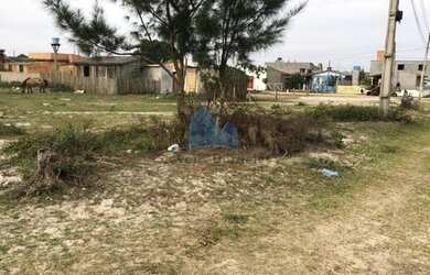 Imagem: O terreno possui 300m² de Área e está localizado em Balneário