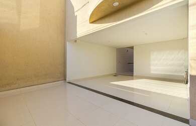 Imagem: A casa possui 3 Dormitórios, 2 Banheiros, 3 Vagas na garagem