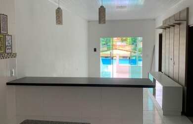 Imagem: A casa possui 2 Dormitórios, 2 Banheiros, 2 Vagas na garagem