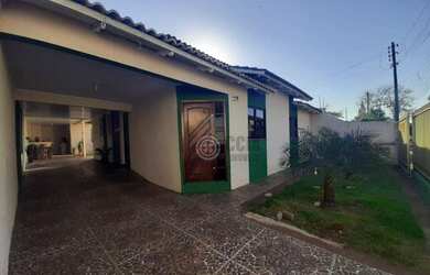 Imagem: A casa possui 3 Dormitórios, 2 Banheiros, 3 Vagas na garagem