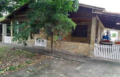 Imagem: A casa possui 3 Dormitórios, 3 Banheiros, 4 Vagas na garagem