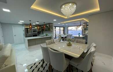 Imagem: A casa possui 3 Dormitórios, 3 Banheiros, 4 Vagas na garagem