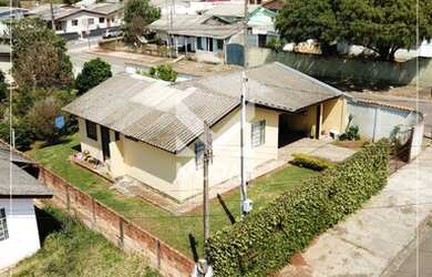 Imagem: A casa possui 3 Dormitórios, 1 Banheiro, 1 Vaga na garagem
