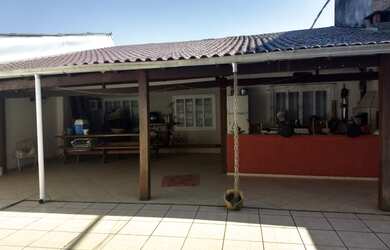 Imagem: A casa possui 3 Dormitórios, 2 Banheiros, 3 Vagas na garagem