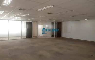 Imagem: O depósito possui 5 Vagas na garagem e 203m² de Área e está