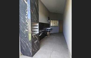 Imagem: A casa possui 2 Dormitórios, 2 Banheiros, 2 Vagas na garagem