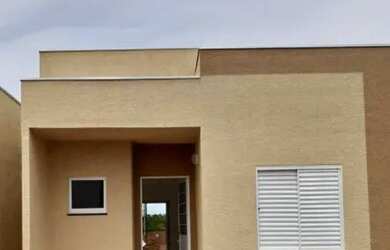 Imagem: A casa possui 3 Dormitórios, 2 Banheiros, 2 Vagas na garagem