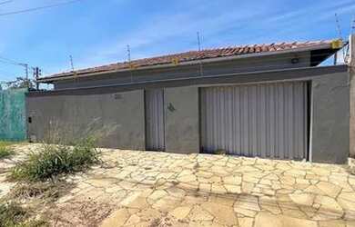 Imagem: A casa possui 3 Dormitórios, 2 Banheiros e está localizado