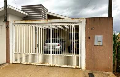 Imagem: A casa possui 2 Dormitórios, 2 Banheiros, 2 Vagas na garagem