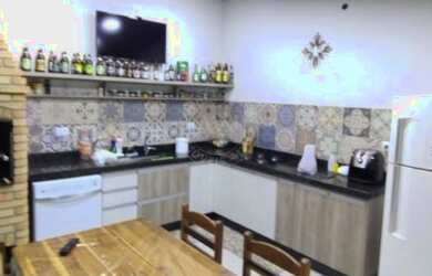 Imagem: A casa possui 2 Dormitórios, 1 Banheiro, 2 Vagas na garagem