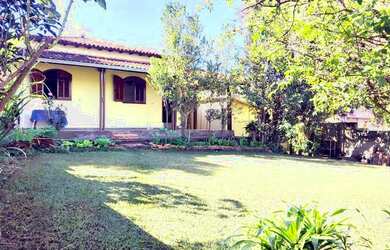 Imagem: A casa e possui 3 Dormitórios, Suítes, 2 Banheiros, 4 Vagas