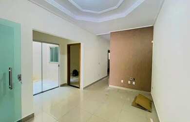 Imagem: A casa possui 3 Dormitórios, 1 Banheiro, 1 Vaga na garagem