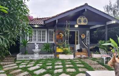 Imagem: A casa possui 4 Dormitórios, 3 Banheiros, 330m² de Área