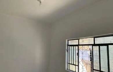 Imagem: A casa possui 3 Dormitórios, 1 Banheiro, 2 Vagas na garagem