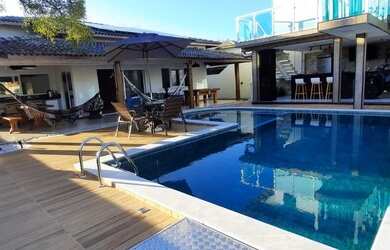 Imagem: A casa em condomínio possui 4 Dormitórios, 1 Banheiro, 3 Vagas