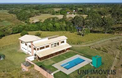 Imagem: A casa possui 5 Dormitórios, 2 Banheiros, 2 Vagas na garagem