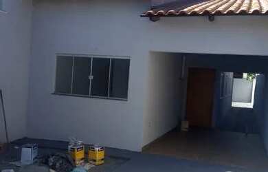 Imagem: A casa possui 3 Dormitórios, 2 Banheiros, 2 Vagas na garagem