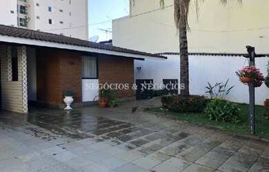 Imagem: A casa possui 4 Dormitórios, 1 Banheiro, 3 Vagas na garagem