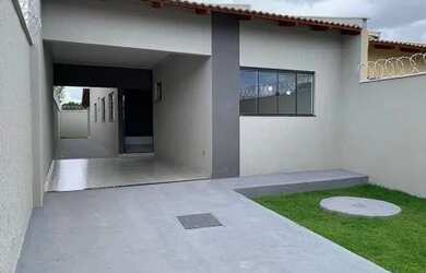 Imagem: A casa possui 3 Dormitórios, 2 Banheiros, 2 Vagas na garagem