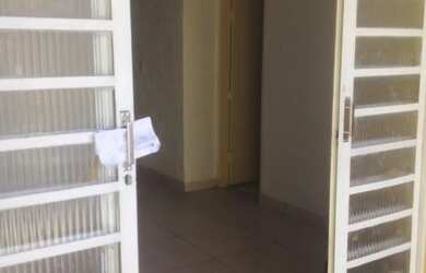 Imagem: A casa possui 2 Dormitórios, 1 Banheiro, 2 Vagas na garagem