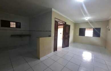 Imagem: A casa possui 3 Dormitórios, 1 Banheiro, 1 Vaga na garagem