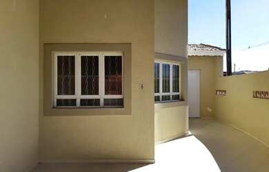 Imagem: A casa possui 3 Dormitórios, 2 Banheiros, 1 Vaga na garagem