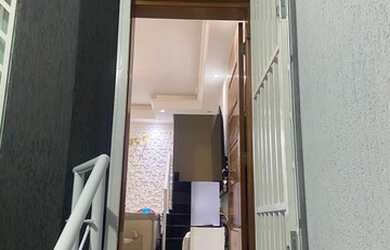 Imagem: A casa possui 3 Dormitórios, 3 Banheiros, 2 Vagas na garagem