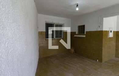 Imagem: A casa possui 4 Dormitórios, 2 Banheiros, 1 Vaga na garagem