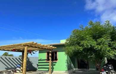 Imagem: A casa possui 3 Dormitórios, 2 Banheiros, 4 Vagas na garagem