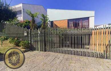 Imagem: A casa possui 4 Dormitórios, 4 Banheiros, 4 Vagas na garagem