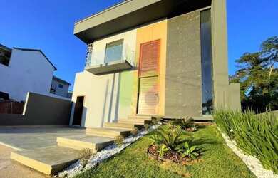 Imagem: A casa possui 3 Dormitórios, 4 Banheiros, 1 Vaga na garagem