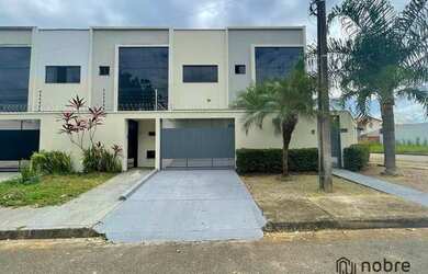 Imagem: A casa em condomínio possui 3 Dormitórios, 2 Banheiros, 3