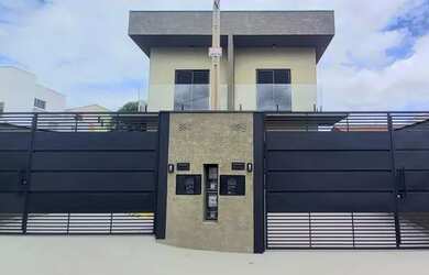 Imagem: A casa possui 3 Dormitórios, 4 Banheiros, 2 Vagas na garagem