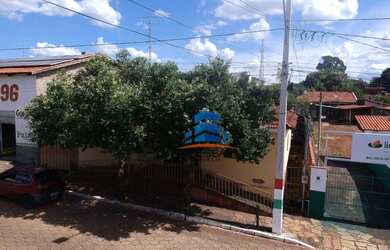 Imagem: A casa possui 4 Dormitórios, 2 Banheiros, 4 Vagas na garagem