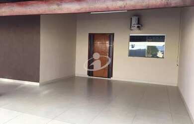 Imagem: A casa possui 3 Dormitórios, 2 Banheiros, 2 Vagas na garagem