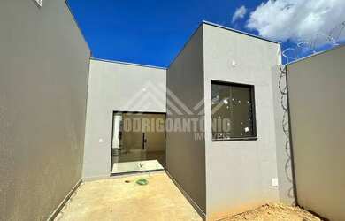 Imagem: A casa possui 2 Dormitórios, 1 Banheiro, 1 Vaga na garagem