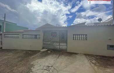 Imagem: A casa possui 3 Dormitórios, 2 Banheiros, 3 Vagas na garagem