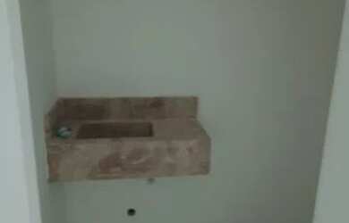 Imagem: A casa possui 2 Dormitórios, 1 Banheiro, 1 Vaga na garagem