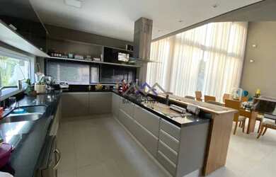 Imagem: A casa em condomínio possui 4 Dormitórios, 5 Banheiros, 5