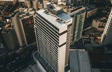 Imagem: O apartamento possui 2 Dormitórios, 1 Banheiro, 1 Vaga na garagem