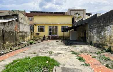 Imagem: A casa possui 4 Dormitórios, 1 Banheiro, 5 Vagas na garagem