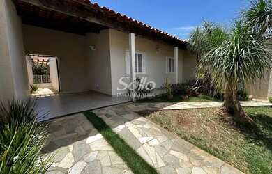 Imagem: A casa possui 3 Dormitórios, 1 Banheiro, 2 Vagas na garagem