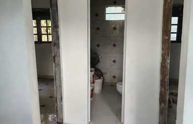 Imagem 2: Casa recém construída,toda na laje e com 50 metros de terreno pra fazer...