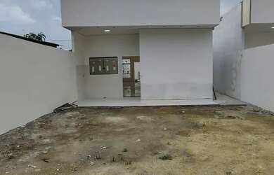 Imagem: A casa possui 3 Dormitórios, 2 Banheiros, 2 Vagas na garagem