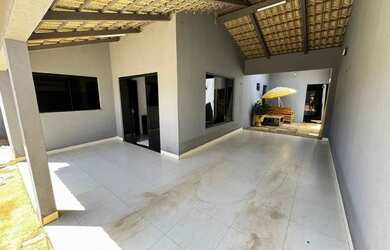 Imagem: A casa possui 4 Dormitórios, 2 Banheiros, 5 Vagas na garagem