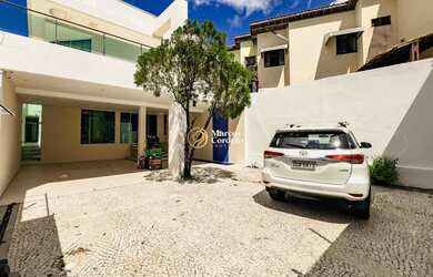 Imagem: A casa possui 4 Dormitórios, 4 Banheiros, 5 Vagas na garagem